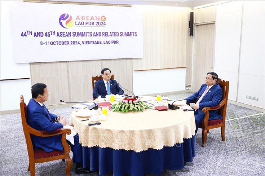 Thủ tướng 3 nước Việt Nam - Campuchia - Lào gặp mặt làm việc